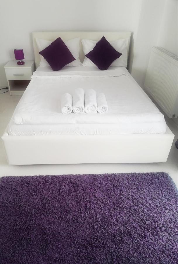 White Luxury Apartment *
